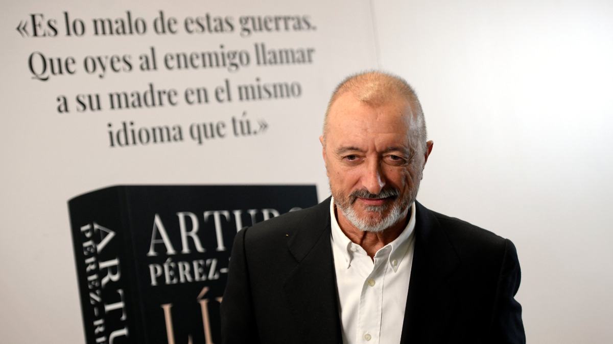 El escritor Arturo Pérez-Reverte durante la presentación de su libro ‘Línea de fuego’. Foto: EP