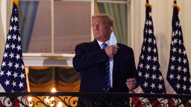Donald Trump en la Casa Blanca quitándose una mascarilla (Foto: AFP)