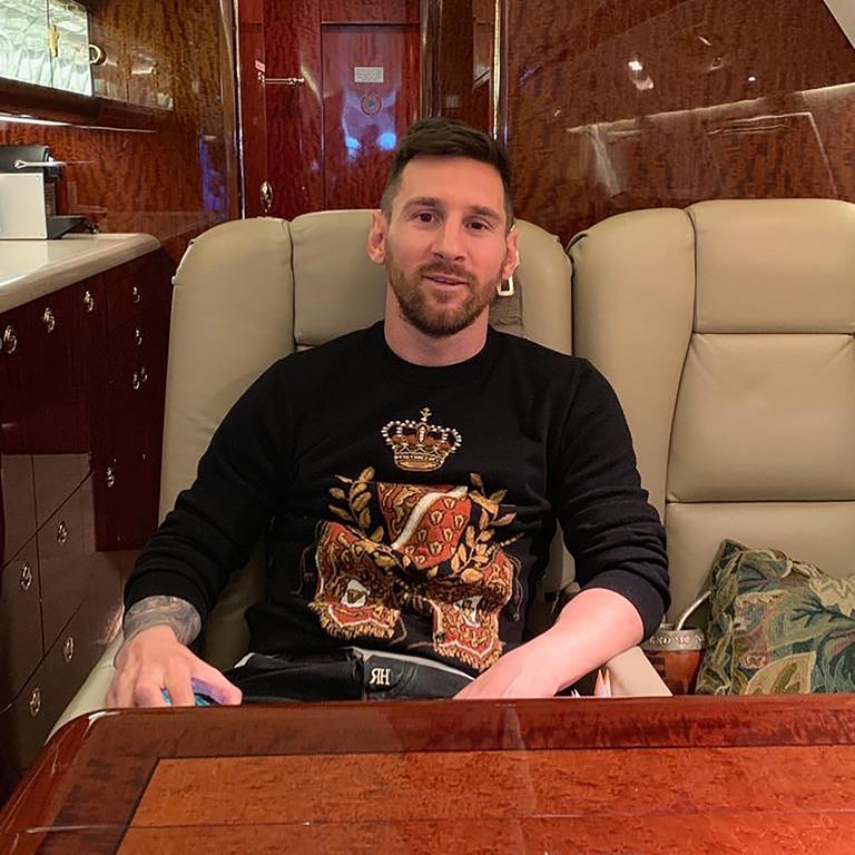 El espectacular jet privado de Messi que llevó a Luis Suárez a Uruguay, desde dentro