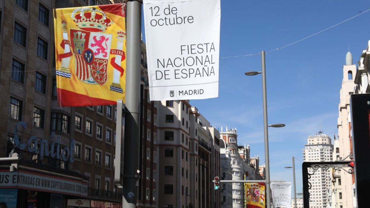 Banderas de España en la Gran Vía de Madrid.