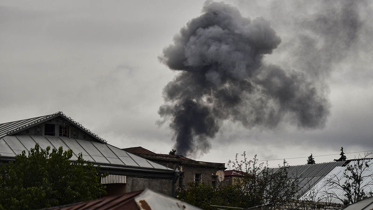 El humo de las explosiones cubre la ciudad de Stepanakert, en Nagorno-Karabaj.