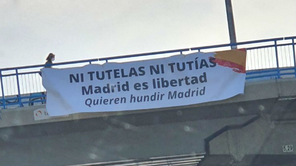 La pancarta en la M-30 contra el estado de alarma en Madrid: «»Ni tutelas, ni tutías. Madrid es libertad».