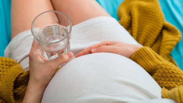 ¿Se puede beber agua con gas durante el embarazo"