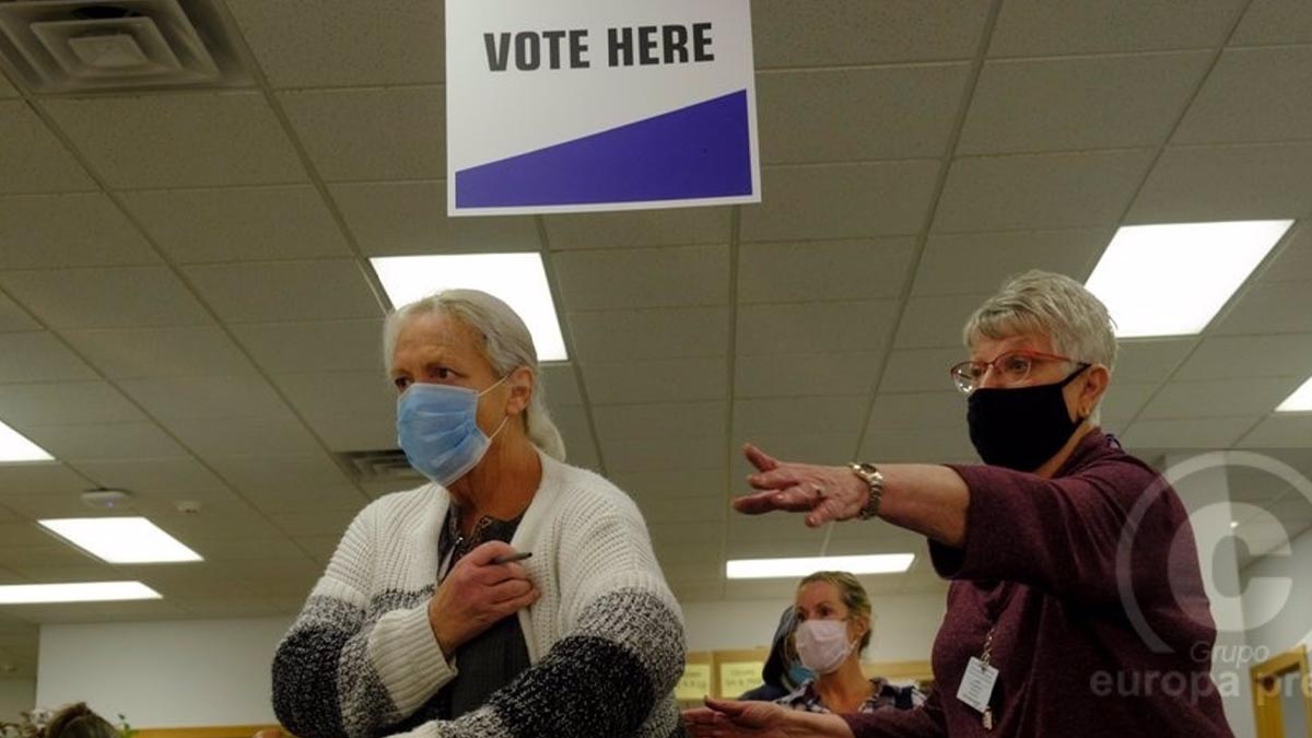 Dos mujeres depositan su voto a distancia para las elecciones 2020 en Estados Unidos. Foto: EP