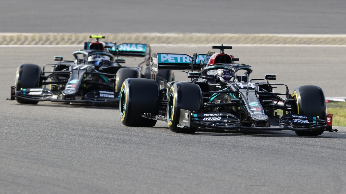 Hamilton y Bottas durante la clasificación del Gran Premio de Eifel con Mercedes. (AFP)