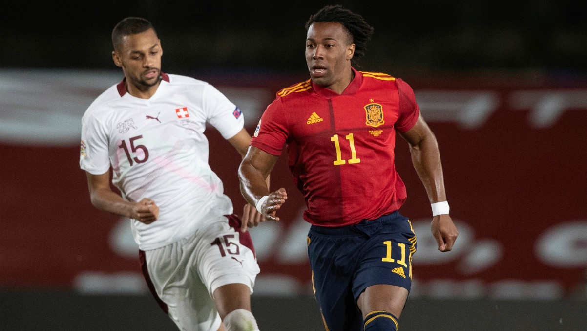 Adama Traoré, durante un partido con España. (EFE)