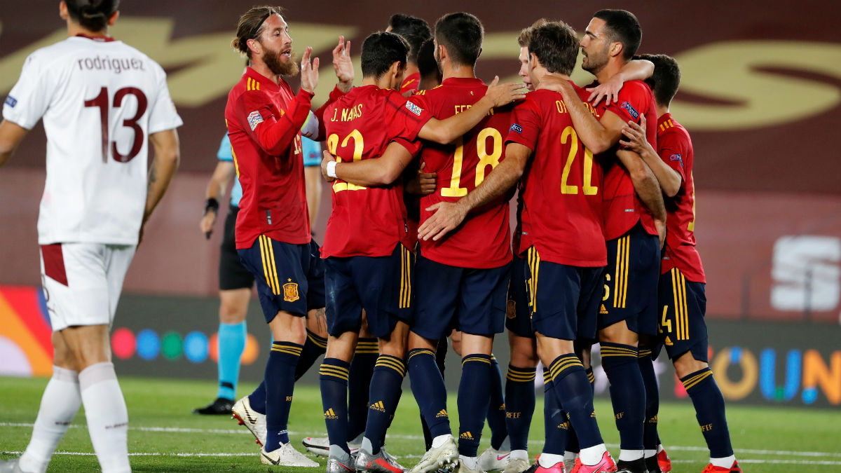 Los jugadores de España celebran el gol de Oyarzabal a Suiza. (EFE)