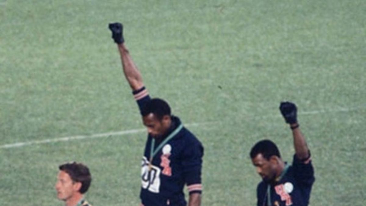 El 17 de octubre de 1968 dos atletas de Estados Unidos, protestan con el «black power salute» en los JJOO de México