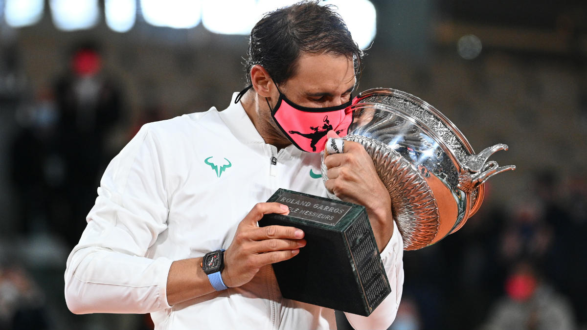 Nadal besa el trofeo de Roland Garros. (Getty)