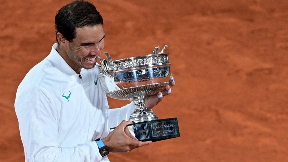 Rafa Nadal posa con su decimotercer Roland Garros. (AFP)