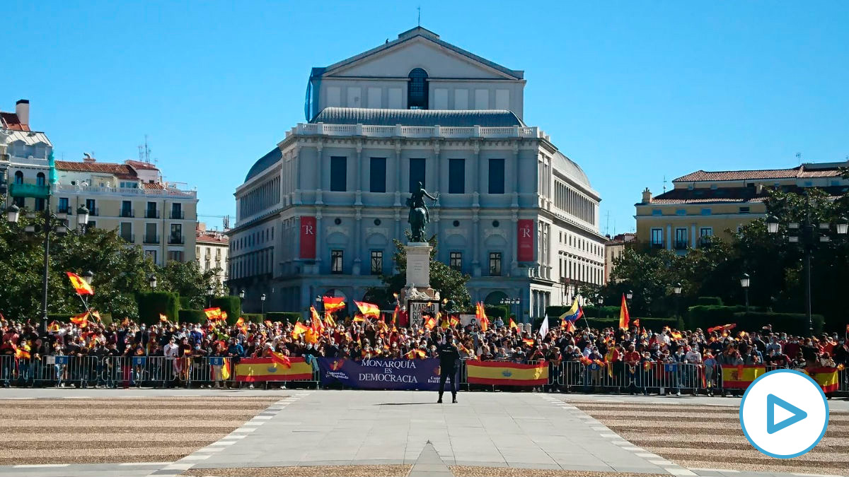 Ciudadanos apoyando al Rey Felipe frente al Palacio Real en la Fiesta Nacional