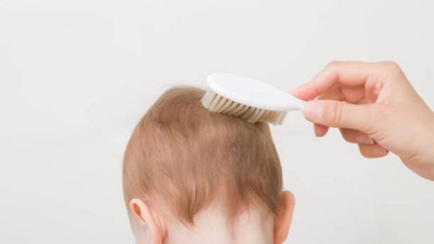 Consejos sencillos para que el pelo de tu bebé crezca más rápido