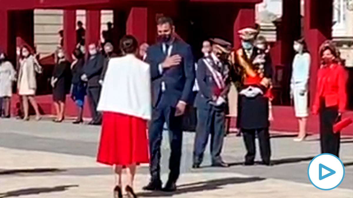 Pedro Sánchez saluda a Isabel Díaz Ayuso en el Palacio Real