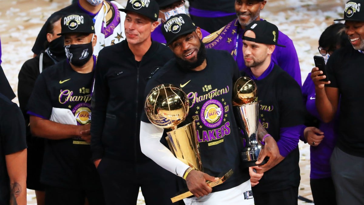 LeBron, con los trofeos de campeón y MVP de las Finales. (Getty)
