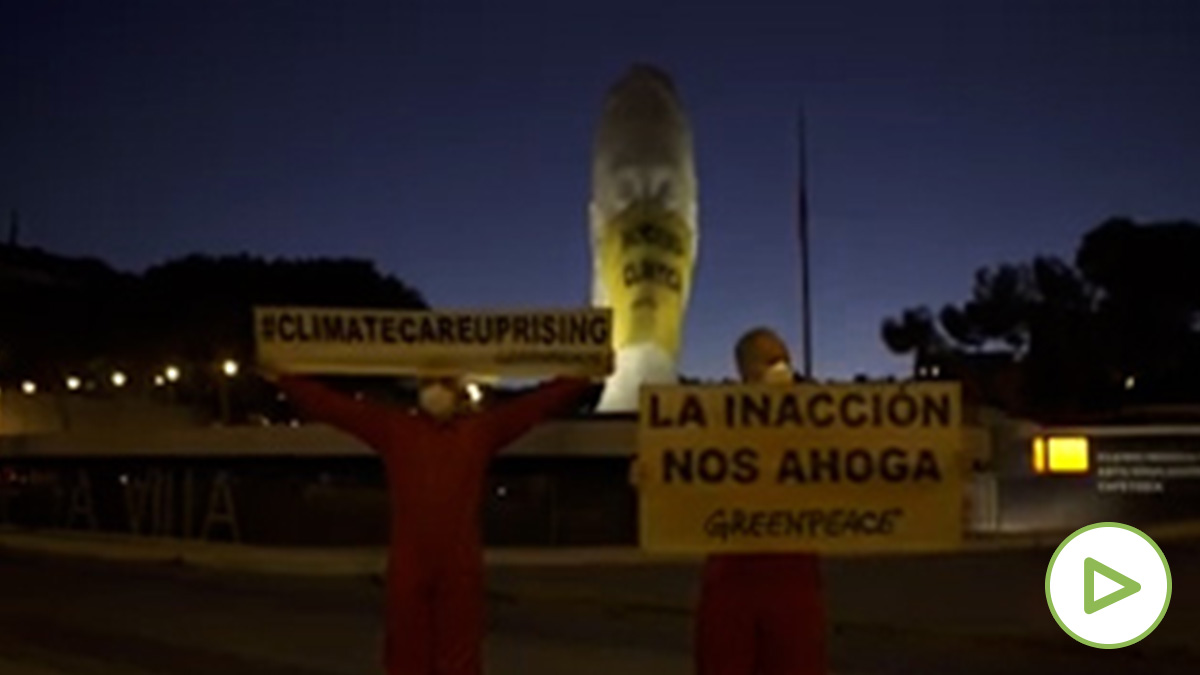 Greenpeace coloca una mascarilla gigante en la plaza de Colón de Madrid.