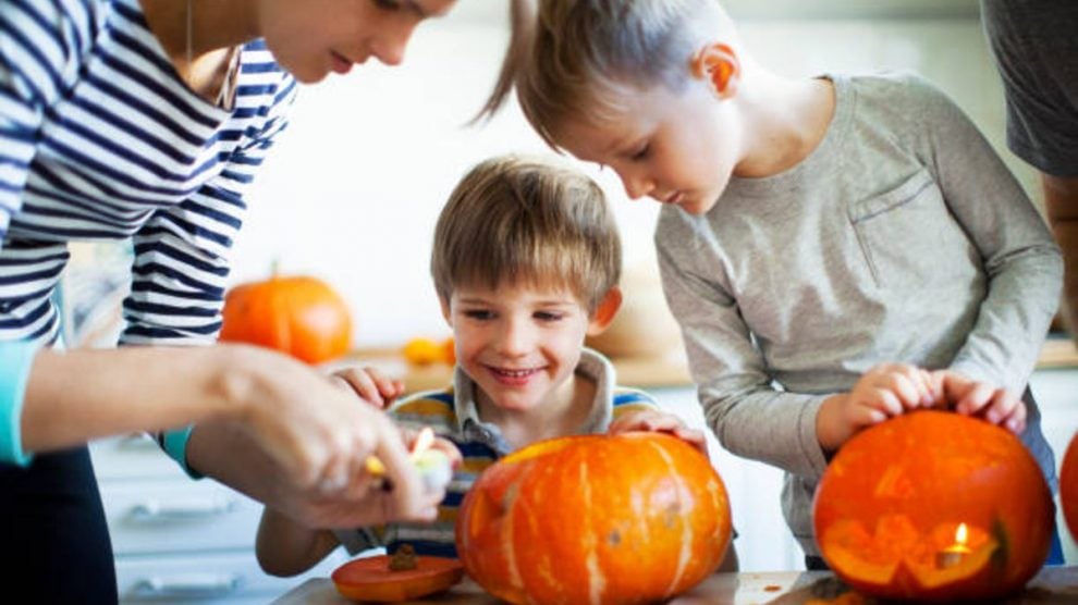 Pasos para tallar la calabaza de Halloween de forma segura con los niños
