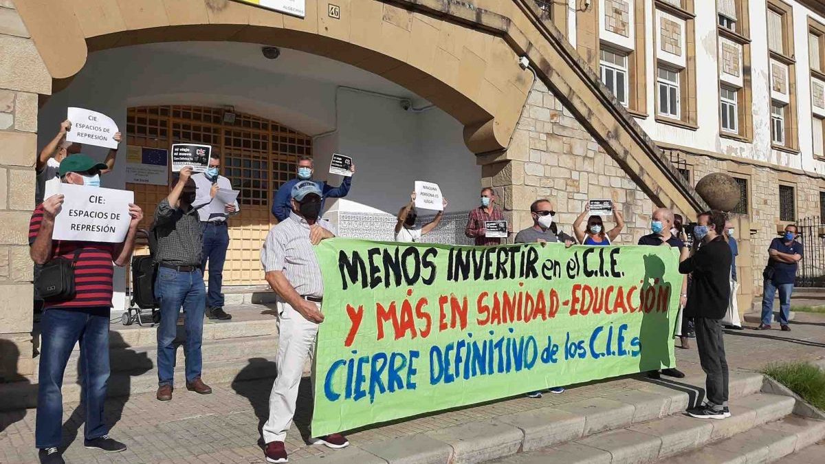 Cádiz.- ‘Coordinadora CIEs No’ se manifiesta contra la reapertura de los CIE y la construcción de un nuevo en Algeciras