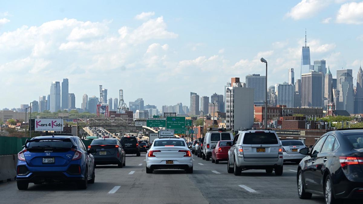 Un atasco en una de las carreteras que llegan a Manhattan, cuyo skyline se puede ver al fondo. Foto: AFP