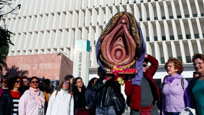 Juzgan a una mujer por hacer una procesión con una vagina de plástico en Málaga el 8-M.