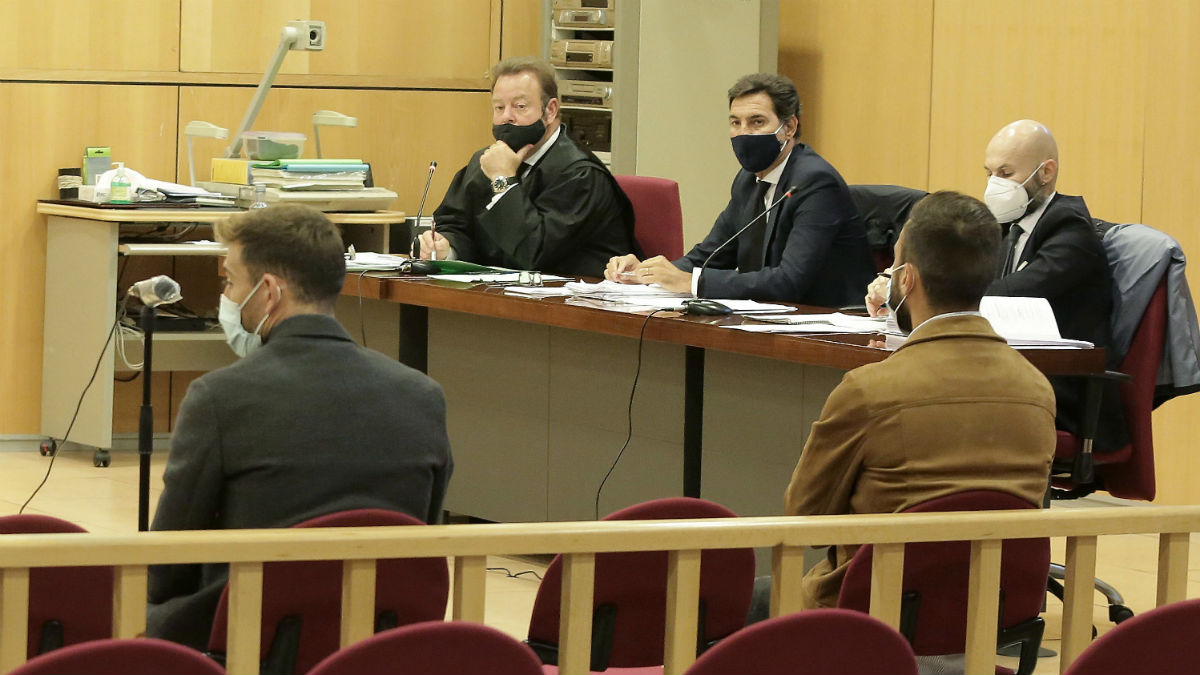 Sergi Enrich y Antonio Luna, en el Juzgado de lo Penal número 3 de San Sebastián. (EFE)