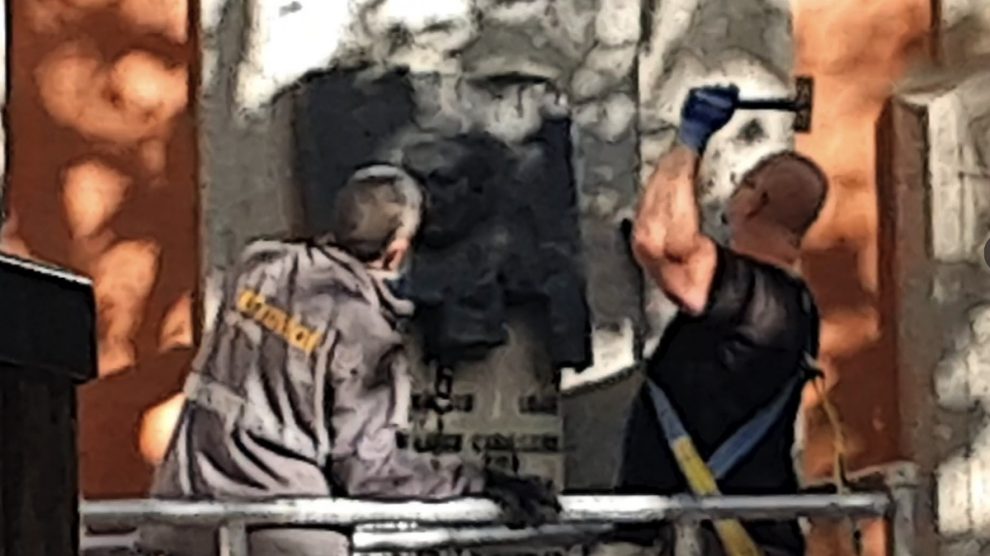 Operarios retirando la placa de Largo Caballero en en la Junta Municipal de Chamberí, Madrid. (Foto: Twitter Rita Maestre)