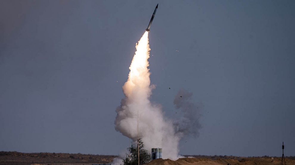 Un misil ruso S-400 despega durante unas recientes maniobras conjuntas de Rusia, China e Irán.