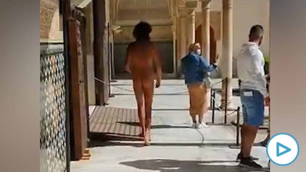 Un hombre corretea por la Alhambra de Granada desnudo y sin mascarilla.