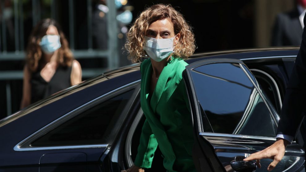 La presidenta del Congreso, Meritxell Batet, bajando del coche oficial. (Foto: EP)