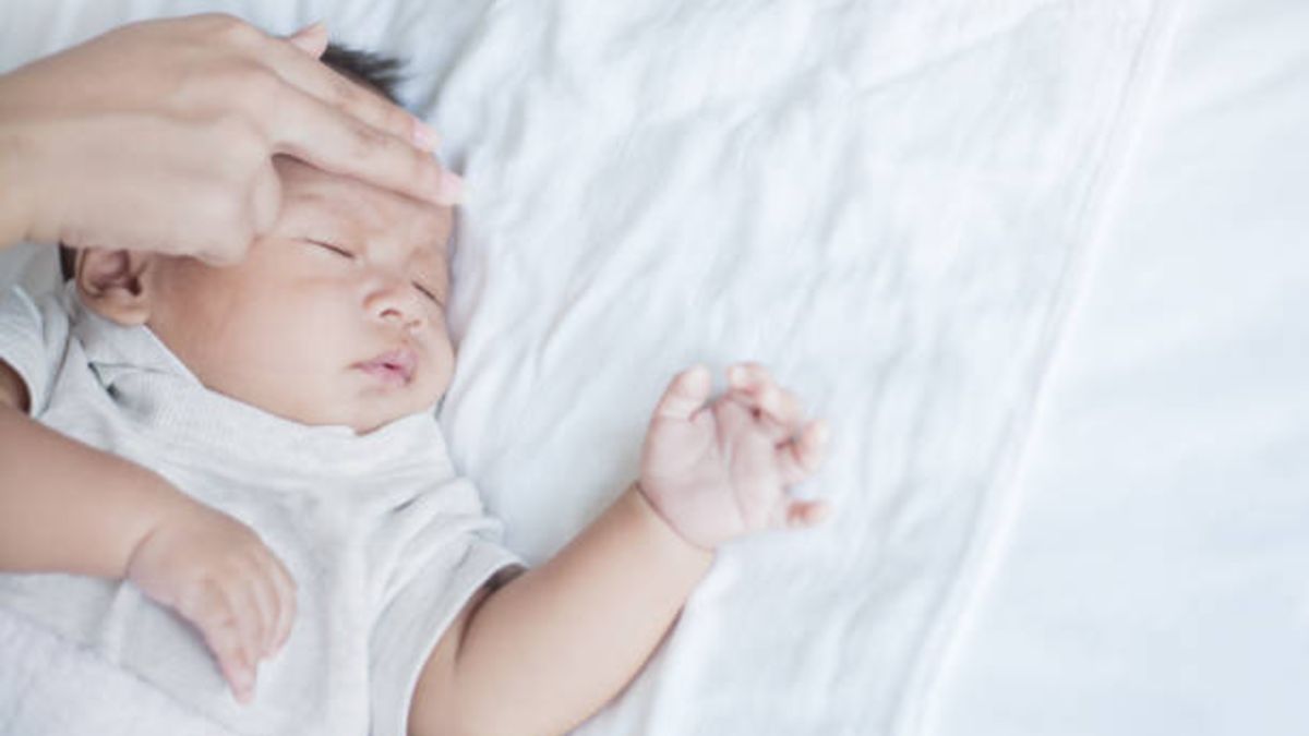 Cómo se debe tratar la fiebre del recién nacido
