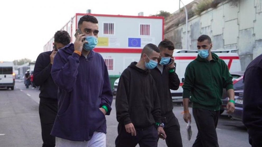 Vox denuncia que el Gobierno entrega ropa y teléfonos móviles a los inmigrante ilegales acogidos en Almería.