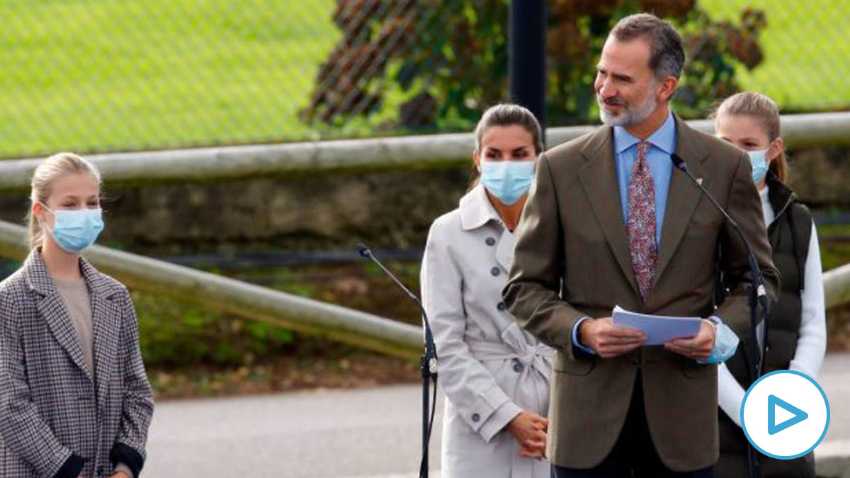 El rey Felipe VI pronuncia su discurso junto a la princesa Leonor. Foto: EP.