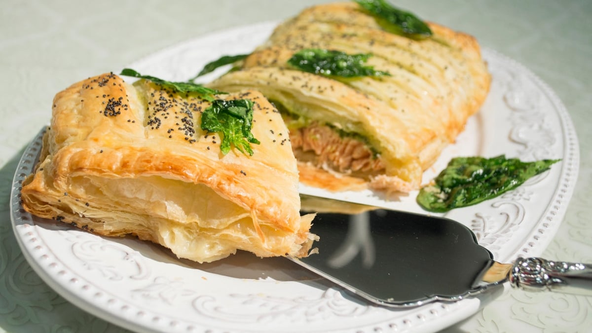 Receta de Hojaldre de salmón, setas y espárragos trigueros