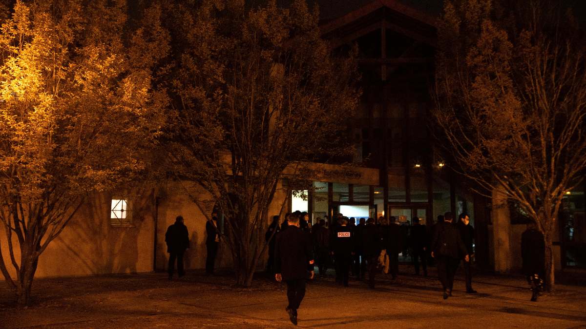 Un grupo de agentes en la escuela en la que trabajaba el profesor decapitado. Foto: AFP