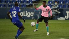 Ansu Fati encara a Nyom durante el Getafe-Barcelona. (Getty)