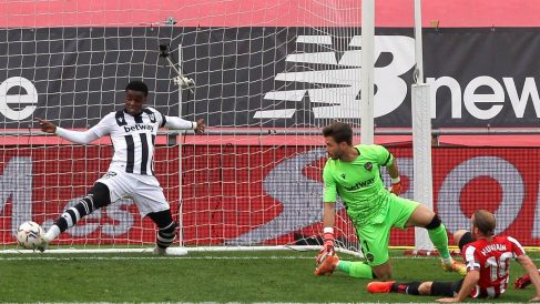 Muniain intenta hacer gol en el Athletic-Levante. (AFP)