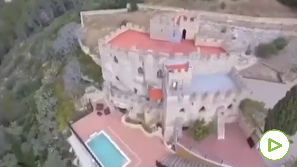 La policía desaloja una fiesta ilegal en un castillo.