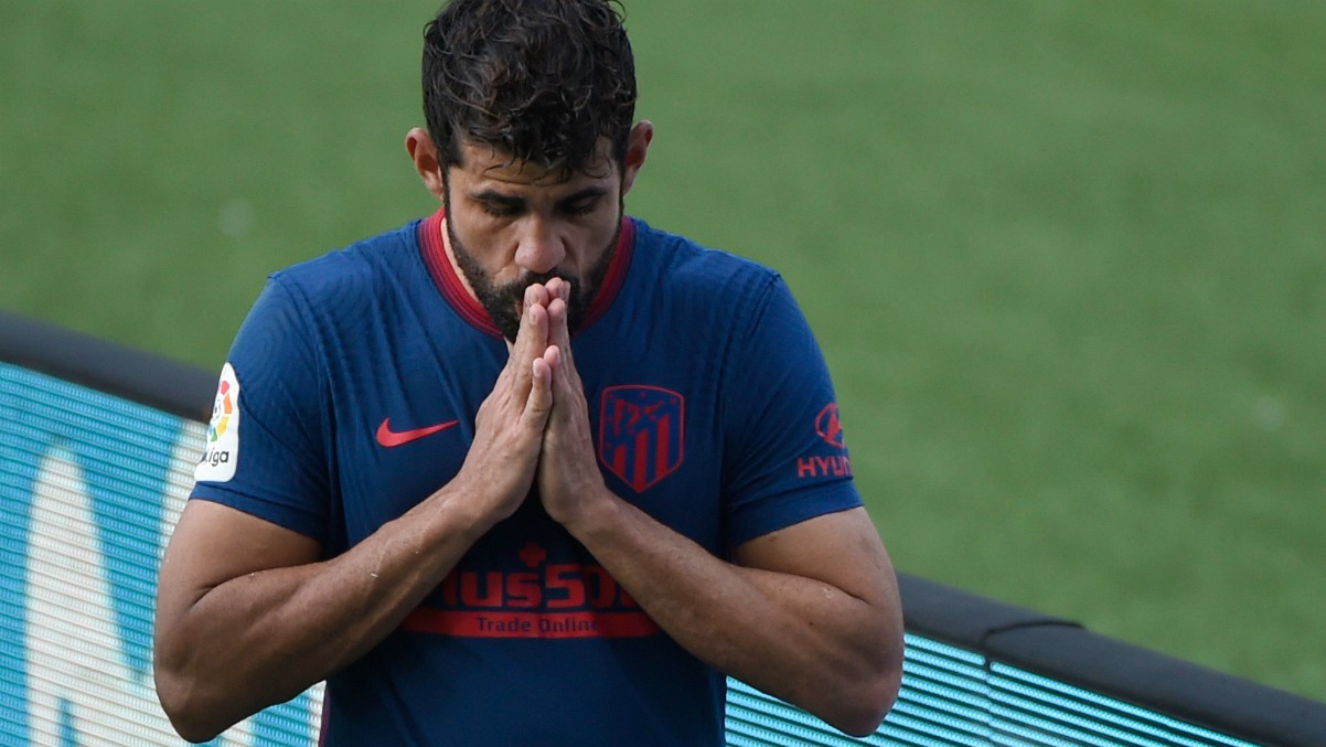 Diego Costa se lamenta tras lesionarse ante el Celta. (AFP)