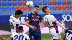 Rafa Mir pugna por un balón aéreo. (EFE)