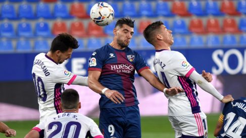 Rafa Mir pugna por un balón aéreo. (EFE)