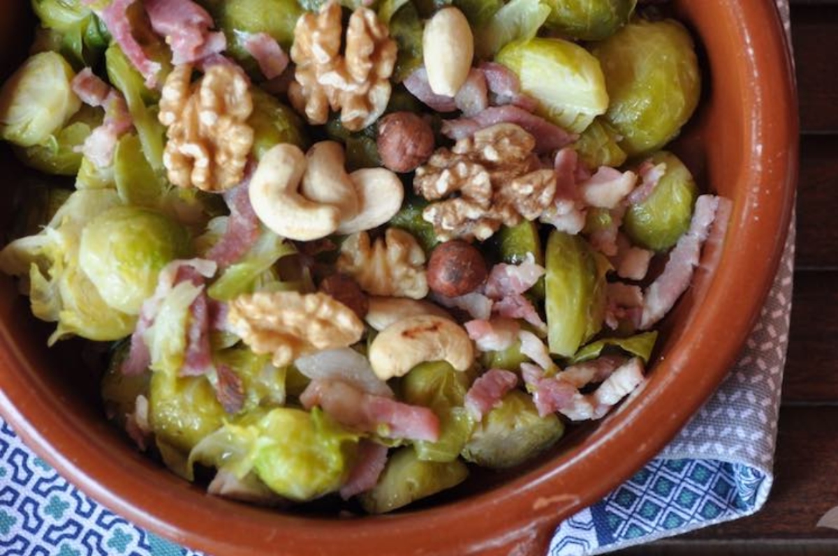 Receta de Coles de Bruselas crujientes con frutos secos