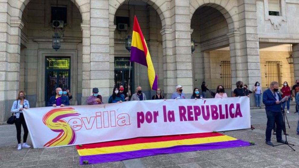 IU y PCE exigen eliminar el histórico ‘Paseo Juan Carlos I’ de Sevilla para llamarlo ‘Paseo de la Sanidad Pública’.
