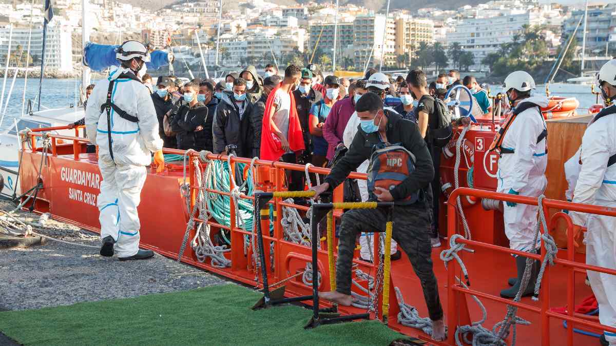 Trabajadores de Cruz Roja ayudan en el Muelle a trasladar a migrantes. Foto: EP