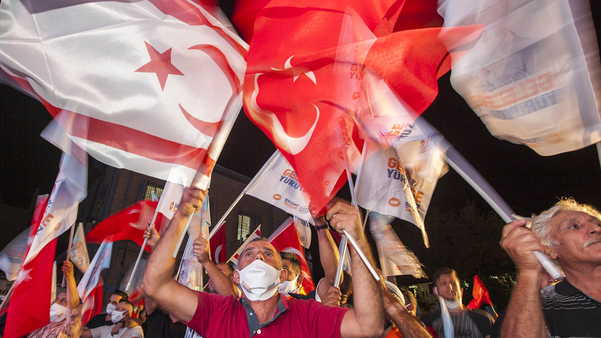 Seguidores de Ersin Tatar celebran su victoria en las elecciones del norte de Chipre.
