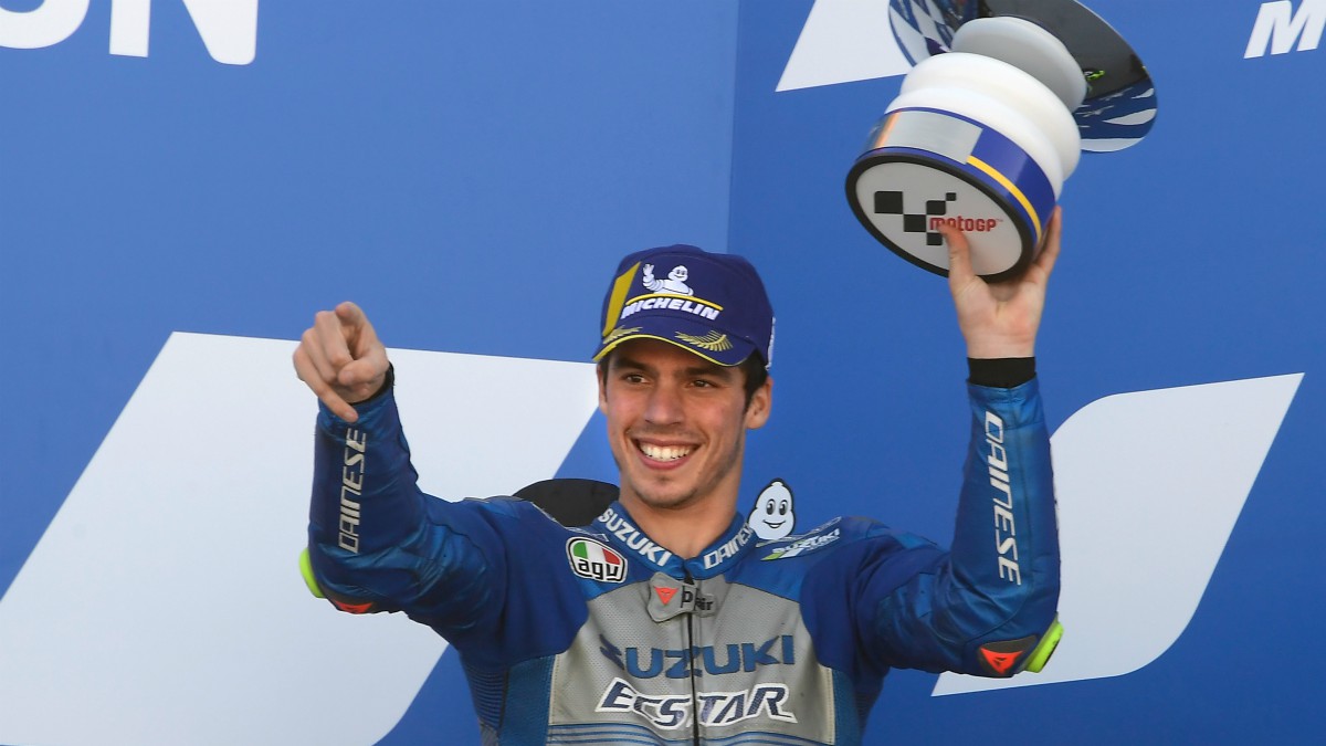 Joan Mir, feliz tras alcanzar el liderato en el GP de Aragón de MotoGP. (AFP)