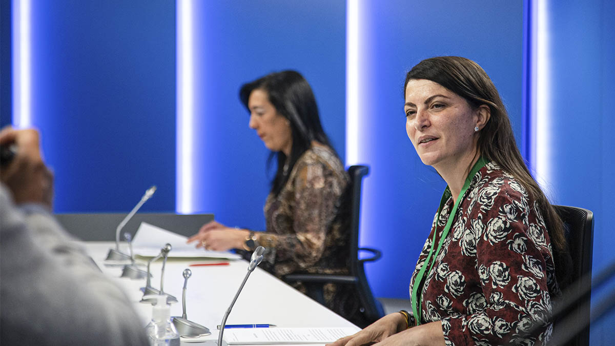 La secretaria general de Vox en el Congreso, Macarena Olona (d); y la parlamentaria de Vox en el País Vasco, Amaia Martínez (i)