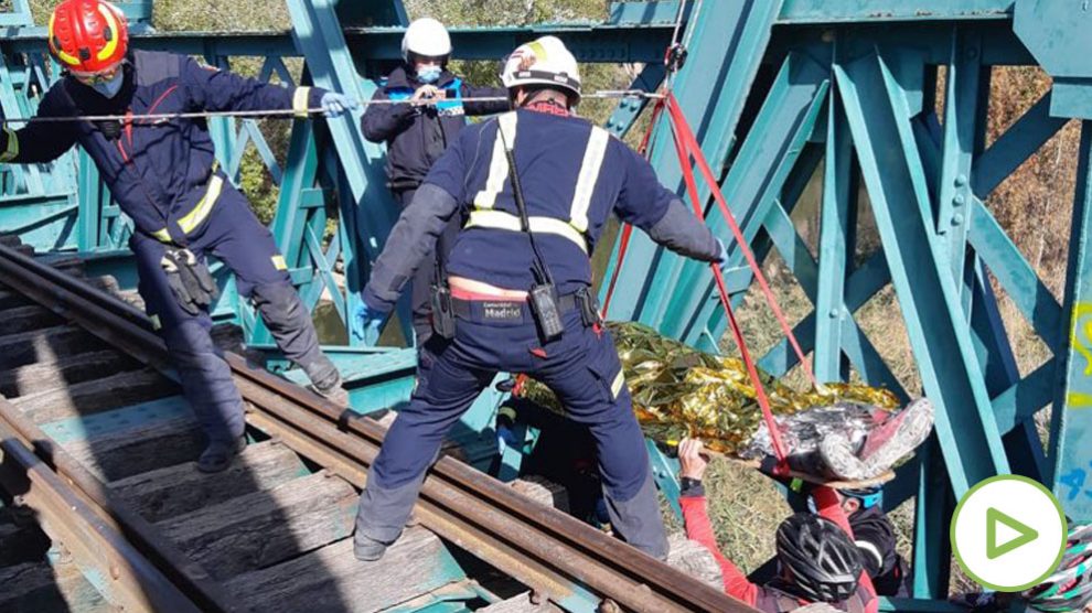 Los bomberos rescatan a un ciclista que se cae por un puente de Arganda.