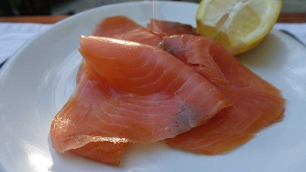 Ensalada de atún, salmón y encurtidos