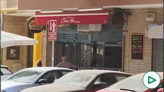 OKDIARIO en el bar de Sevilla que regentan los okupas de Sandra: se ponen chulos, intimidan y amenazan.