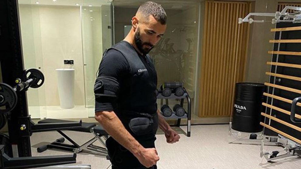 Benzema, con un chaleco de electro estimulación muscular (Instagram de Karim Benzema)