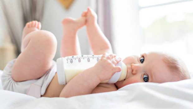 Los bebés alimentados con biberón tragan millones de microplásticos al día